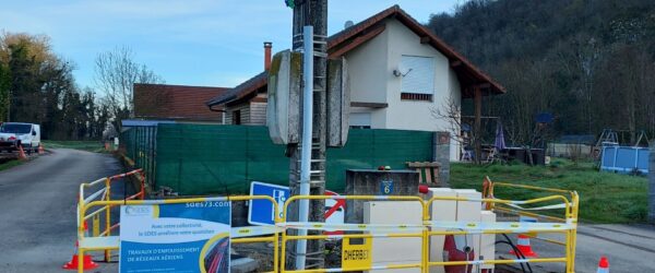 Travaux d'enfouissement, rue avec barrière et chaussé creusée